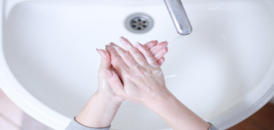 Πώς να περιποιηθείτε τα χέρια σας για την δερματίτιδα από το πλύσιμο και τα γάντια article cover image