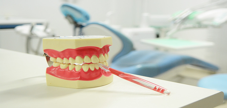 Πώς και πότε οι ρίζες των δοντιών προσβάλλονται από τερηδόνα; article cover image