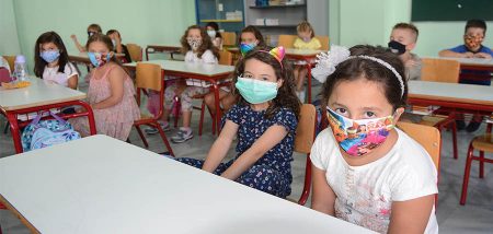 9 ερωτήσεις και απαντήσεις για τα παιδιά και τη χρήση μάσκας cover image