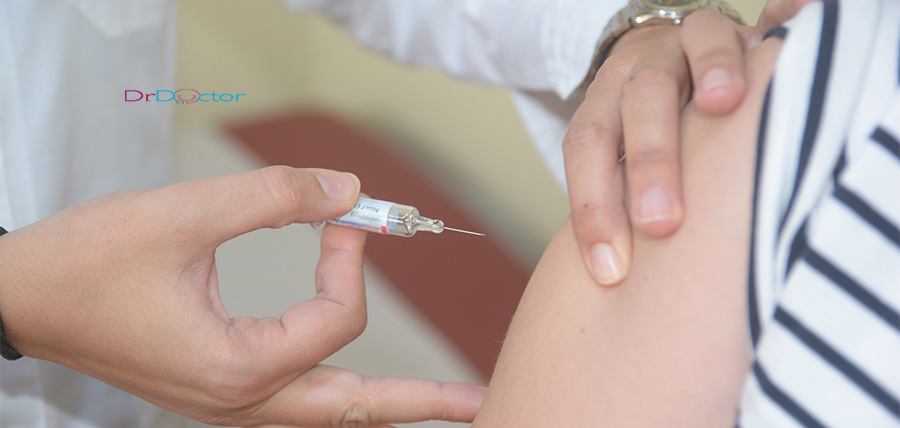 Ξεκινούν σήμερα οι εμβολιασμοί κατά της Covid-19 article cover image