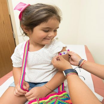 Ποιες παρενέργειες έχει το εμβόλιο Pfizer σε παιδιά 5-11 ετών cover image