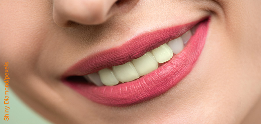 Τα 6 καθημερινά λάθη που κιτρινίζουν τα δόντια σας article cover image