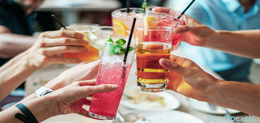 «Οι νέοι δεν πρέπει να πίνουν, αλλά οι ηλικιωμένοι μπορεί να ωφεληθούν από μικρές ποσότητες» λένε οι επιστήμονες article cover image