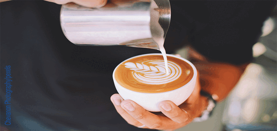 Γιατί πρέπει να βάζετε γάλα στον καφέ article cover image