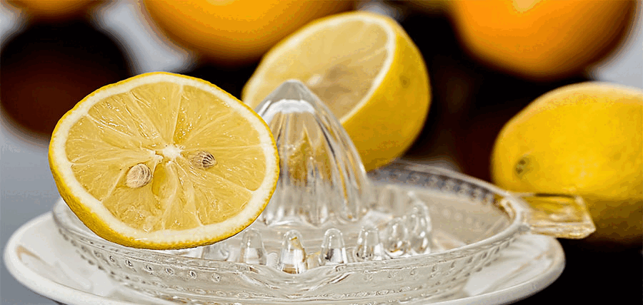 Τι πρέπει να προσέχουμε, πίνοντας χυμό από λεμόνι, λεμονάδα. cover image